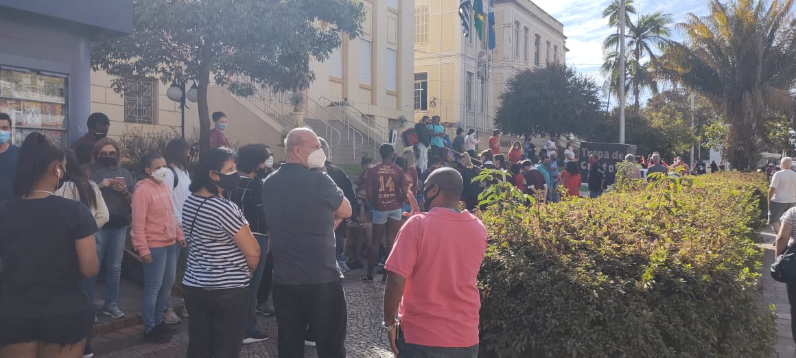 Foto 6 de 8 — Manifestantes se aglomeram na Câmara contra o pedido de impeachment de Edinho Silva